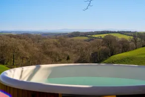 Charming quirky couple and dog friendly countryside bolt hole, with private hot tub and communal gam - Image 2