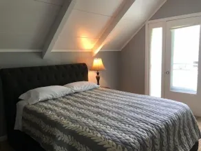 Beautiful 5-bedroom cottage across from Bass Lake - Image 5