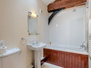 5 bedroom accommodation in Sculthorpe, Fakenham - Image 2