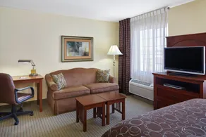 Studio Close to the Airport! | Free Breakfast + Shared Hot Tub and Indoor Pool - Image 5