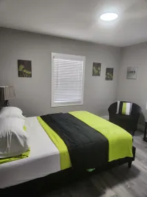 DT lodi 2 bedroom cottage with tranquil backyard - Image 4