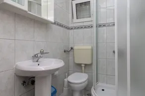 Apartamento de tres habitaciones con balcón y vista al mar Mimice, Omis (A-2805-a) - Image 3