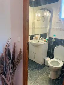 Rolig, solrig stueetagen møbleret lejlighed med udsigt til haven og havet - Image 3