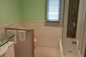 Fully-furnished, family & pet-friendly home 100m the water. Sleeps 12. - Image 4