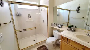 Modern 1 bedroom private suite - FREE parking on premises - Image 3