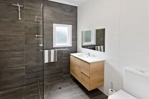 Modern character cottage 10 minutes to Mount Gambier on picturesque small farm - Image 2