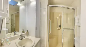 Spektakulära Beach & Dolphin Visningar!  Stor privat balkong! 2BR / 2BA på övervåningen villa - Image 2
