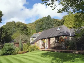 HONEY HOUSE, family friendly, with a garden in Bridestowe - Image 5