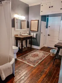 Compass Cottage in Historic Glen Rose - Image 4