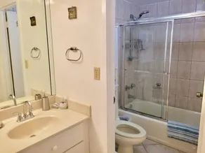 Oceanfront 2bdrm/2bath WIFI free parking free - Image 4