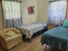 Quiet home with large yard - Image 5