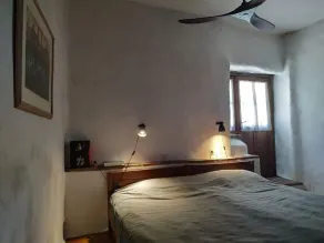 Smukt beliggende autentisk sommerhus i natursten med lille pool - Image 5