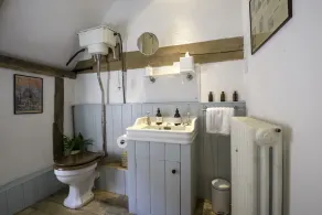 Charming 15th century cottage in elegant and historic Hingham - Image 2