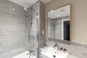 Elliot Oliver - Luxurious Two Bedroom Apartment With Parking - Image 4