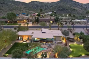 Mid century oasis with beautiful surroundings+ Tesla charger available - Image 5