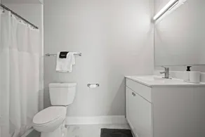 Stylish & Modern Unit  Prime Location & Comfort - Image 5
