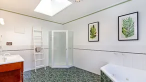 Centrally located quaint historic cottage - Image 4