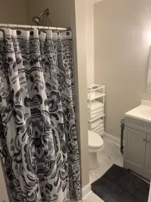 15 Min from CLT Airport! Spacious & Renovated! - Image 2