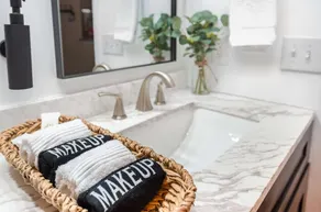 Mary-Etta2 · Elegant Ground Floor King Bed Condo · Half Mile from Beach - Image 5