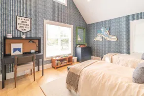 Bridgehampton on Private Cul-de-sac overlooking pond - Image 5