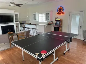 Luxurious 3 BR/2 BA w/ Patio Deck, Wet Bar, Ping-Pong, Arcade, & King Bed - Image 2