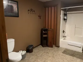 Cozy 2 bedroom suite with private entrance and continental breakfast. - Image 2