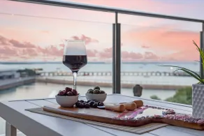 Béatitude en péninsule : Vue sur la mer ~ Balcon privé pour dîner - Image 5