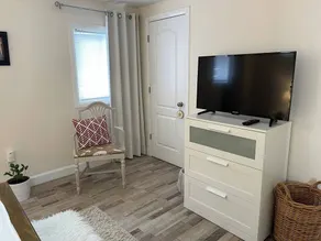 Spacious Niagara Escape 3 BR Private Backyard - Image 2
