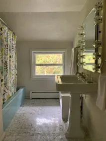 Charming Columbia County Farm House - Image 4