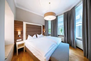 Deluxe suite with lake view - Image 2