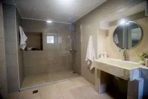 Two-storey recently renovated  garden house  . Family-sized  15' from the center - Image 4