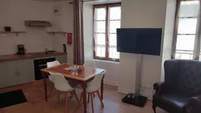 Equipped cosy 1 bedroom apartment in the heart of Chalus a historic market town. - Image 5