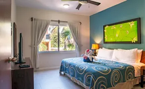 Private balcony overlooking the pool, peaceful apartment with great amenities - Image 3