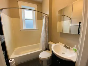 Comfortable 1BR Apartment - Laundry & Backyard - Image 3