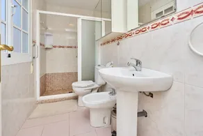 Apartamento Vacacional en Primera Línea con Vista al Mar, Terraza Cubierta y Wi-Fi - Image 2