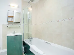 2 bedroom accommodation in Modbury - Image 2