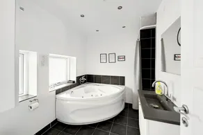 Beautiful holiday home on a scenic plot - Image 2