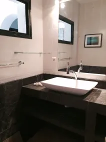 Belle maison idéale pour les familles avec petite piscine pour enfants. - Image 2