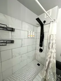 3BDR Condo, WIFI, Balcony, Parking, Pool, AC, 2 min from the Beach - Image 3