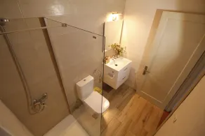 Spacious two bedroom house near the beach with private terrace and sea views - Image 4