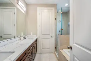 Spacious 3 Bed House near MD Anderson with Free Parking & Wi-Fi - Image 4