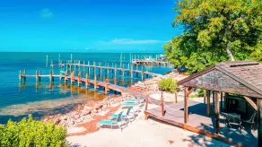 Hidden Paradise 3bed/3bath single family home with open water views & dockage - Image 3