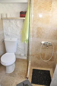 Renovated old stonemaid mountain house jet just 20 min from the beach - Image 5