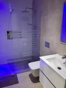 Storslået moderne villa med privat opvarmet jacuzzi pool med udsigt over bjergene - Image 2