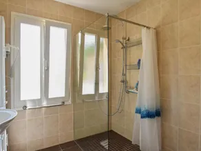 Holiday home with private pool and views - Image 4
