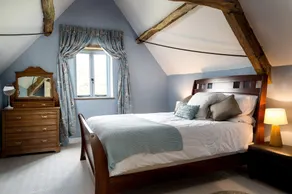 The Hall - luxury barn conversion in the Cotwolds - Image 4