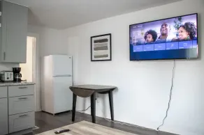 Cozy Downtown Apartment: Pet-Friendly Retreat - Image 5