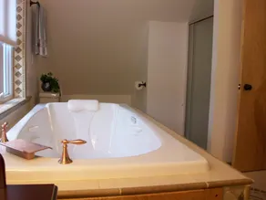Private Country House with History, Wi-Fi, Jetted Tub, 5 BR - Image 3