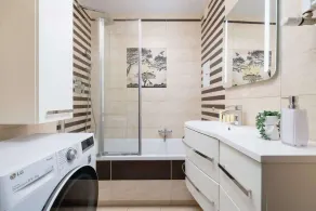 Spacious Apartment for 6 Persons | Balcony | 3 Bedrooms - Image 2