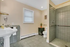 Red Clover Accessible King Suite in Killington - Image 2